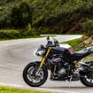 シート高は830mm。小柄なライダーは、両足を着くより片足を着いてバランスを取ろう。筆者は身長165cm、体重68kg。