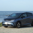 BYD ドルフィン ロングレンジのフロントビュー。標準型がモノカラー外装色であるのに対してこちらは2トーンカラー塗装。