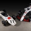 F1日本GP限定カラーのレッドブルRB21（向かって右）とホンダRA272