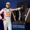 フェルスタッペン選手とルイ・ヴィトンの特製トランクに収納されたF1日本GP優勝トロフィー