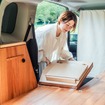 トヨタカローラ香川のカーシェア「TOYOTA SHARE」の車両に、YURTが展開する天然木製車中泊キット「VANLIFE ROOMKIT」を搭載