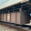 増強された蓄電池。配車発生品なので外側は汚れているが、取り付け部を見ると新しい