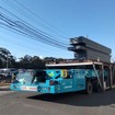 鋼材とパレットを載せた大型特殊車両