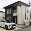 今後日本の建築基準の標準となるネットゼロエネルギーハウス(ZEH)とエクリプスクロスPHEV。