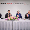 日野自・三菱ふそう統合へ最終調整と新聞各紙が取り上げている。写真は2023年5月の基本合意書締結時