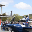 福島市「ふくしまスカイパーク」で開催された「スカイパークフェスタ2025～春～」。デモフライト後、来場者に手を振る室屋選手