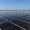 アイゼン小沢渡東工場の屋根上に新たに設置された太陽光発電設備
