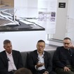GACのデザイン・アウォード作品展示室。中央はデザイン担当副社長のファン・ツァン、右はミラノ・センター長のステファン・ジャナン