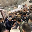 トイファクトリーブースに押し寄せるジウジアーロ氏のファン達
