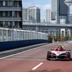 ターン8から9へのストレート。画面左は都バスの営業所、奥は首都高速湾岸線（東京 E Prix 2024）　(c) Formula E