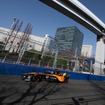 ターン13。上空はゆりかもめの引き込み線（東京 E Prix 2024）　(c) Formula E