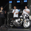 バイク好き芸人のノッチさん（中央）、安藤なつさん（右）とファットボーイ グレイゴースト