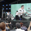 バイク好き芸人のノッチさん（中央）、安藤なつさん（右）とファットボーイ グレイゴースト