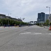 ターン9から10へのストレート。進行方向は画面左から中央奥へ。コース（向かって左）準備のため分離帯が移設されている（5月11日）