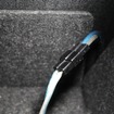 スポーツ走行時にサブウーファーを素早く脱着しやすいように配線はカプラーで接続されていることがわかる。