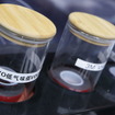 「3M(TM) VHB(TM)テープ」の展示。臭いの有無の比較ができ、3Mの製品でないものは化学臭が強い