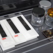 「3M(TM) VHB(TM)テープ」の展示。臭いの有無の比較ができ、3Mの製品でないものは化学臭が強い