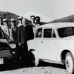 鈴木道雄氏とスズキ最初の自動車「スズライト」の開発チーム（1954年）