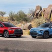 トヨタ・カローラクロス（ガソリン、左）とハイブリッド改良新型（米国仕様）