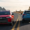 トヨタ・カローラクロス（ガソリン、左）とハイブリッド改良新型（米国仕様）
