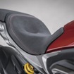 Xディアベル1260Sよりも厚みを増したシートにより快適性が向上。パッセンジャーシートは厚みを増すだけでなく、幅が30％広くなり、奥行きが50％も延長されている。