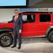 鈴木社長とスズキ・ジムニーノマド