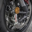 倒立フロントフォークはφ50mmのフルジャスタブル。ブレーキはブレンボ製。キャリパーはモノブロック。ディスク径はφ330mm。