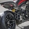 リヤタイヤは8.0×17サイズのホイールに、240/45 ZR17サイズのピレリ製ディアブロ・ロッソ3を履く。この迫力のリヤビューはディアベルならでは。