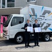 三菱ふそうトラック・バス株式会社 代表取締役会長 永塚誠一(左)とさくら市長 中村卓資