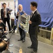 パネルを持つ人物手前が西武の小川車両部長、奥が小田急エンジニアリングの岩﨑社長（崎はたつさき）