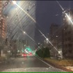 （左）油膜がガラスに残ったままの視界、（右）キイロビンで油膜を除去した視界