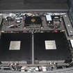 ラゲッジの床下スペースには整然とレイアウトされたパワーアンプ×2台とDSP、さらには電源系のパーツがひしめき合っている。