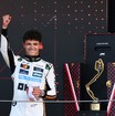ルイ・ヴィトンの特製トロフィー・トランクに収められたF1GPモナコ2025の優勝トロフィーをマクラーレンのランド・ノリスに授与