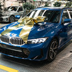 BMWグループが300万台目となる電動車の生産を達成。イギリス市場向けのPHEV、BMW『330eツーリング』がラインオフ