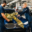 BMWグループが300万台目となる電動車の生産を達成。イギリス市場向けのPHEV、BMW『330eツーリング』がラインオフ