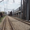 久米川第2号踏切・府中街道から撮影。画面奥が久米川駅、背後が東村山駅