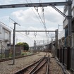 久米川第2号踏切・鷹の道から撮影。写真奥が西武新宿方面、背後が東村山駅
