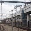 久米川第2号踏切・鷹の道から撮影。写真奥が西武新宿方面、背後が東村山駅