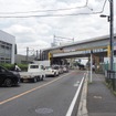 久米川第2号踏切・府中街道。画面右手前が東村山駅