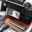 コクピットでの操作性を考えると車載機はメリットも大きい。センタークラスターに視認性＆操作性を考慮したリモコン取り付けを実施。