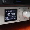 アウネのリモコンは表示部も大きく曲セレクトなどでも扱いやすい。車載モデルならではの魅力だろう。