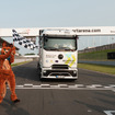 メルセデスベンツの新型電動トラック『eActros 600』が124.7kmをバック走行しギネス世界新記録達成
