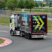 メルセデスベンツの新型電動トラック『eActros 600』が124.7kmをバック走行しギネス世界新記録達成