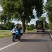 メルセデスベンツの新型電動トラック『eアクトロス 600』が、ドイツのザクセン・アンハルト州の公道を、30kmバックで走行することに成功