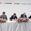 （向かって左から）トヨタの佐藤社長、日野の小木曽社長、三菱ふそうのデッペン社長、ダイムラートラックのラドストロムCEO