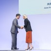 トヨタの佐藤社長（向かってひだり）とダイムラートラックのラドストロムCEO