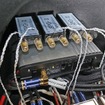 サブウーファーをドライブしているのはJLオーディオのG1300。サイドウォールに沿うようにコンパクトに取り付けられている。