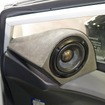 ミッドレンジのRJ085-Lはドアミラー裏にあたるドア上部に写真のようなマウントをワンオフしてインストールされている。