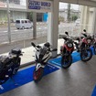 新型バイクのレンタルサービスを開始するスズキワールド多摩店