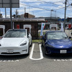 ファミリーマート秋田御所野湯本店で運用開始した「テスラ・スーパーチャージャー」